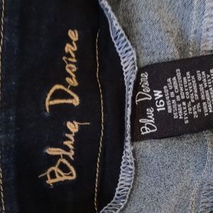 Blue Desire Size 16W Pull On Stretch Capri Jeans